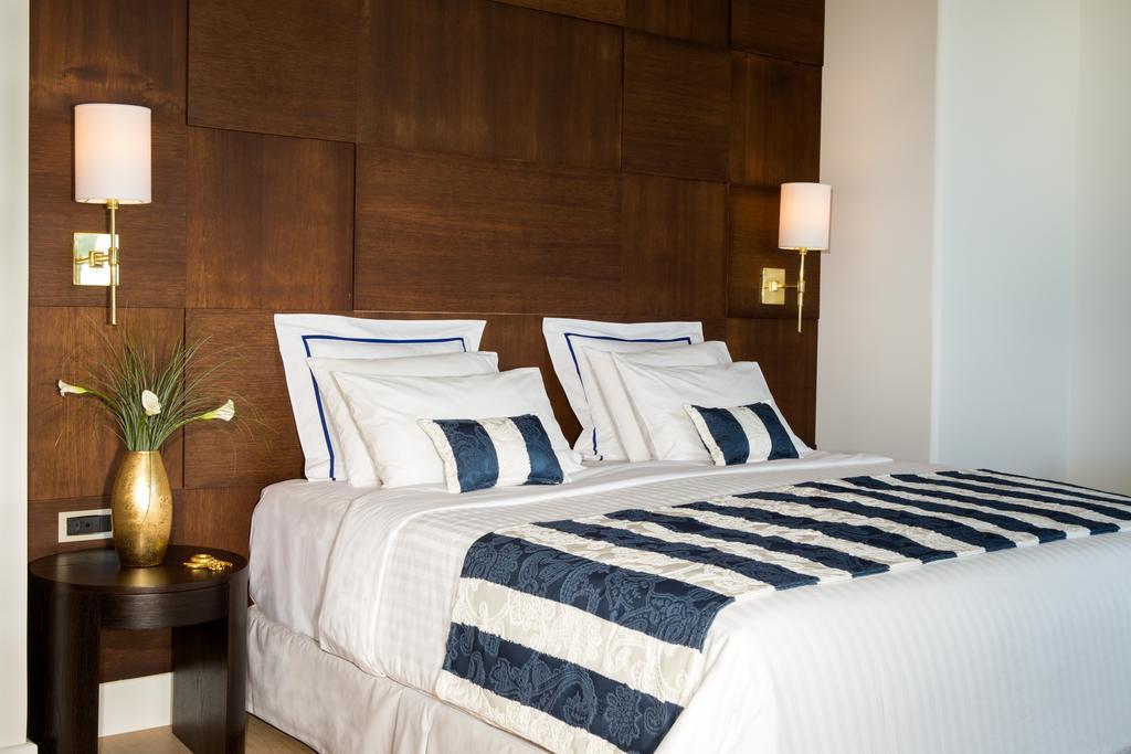Aquila Atlantis Hotel Heraklion  Luaran gambar A bed with a bed runner
