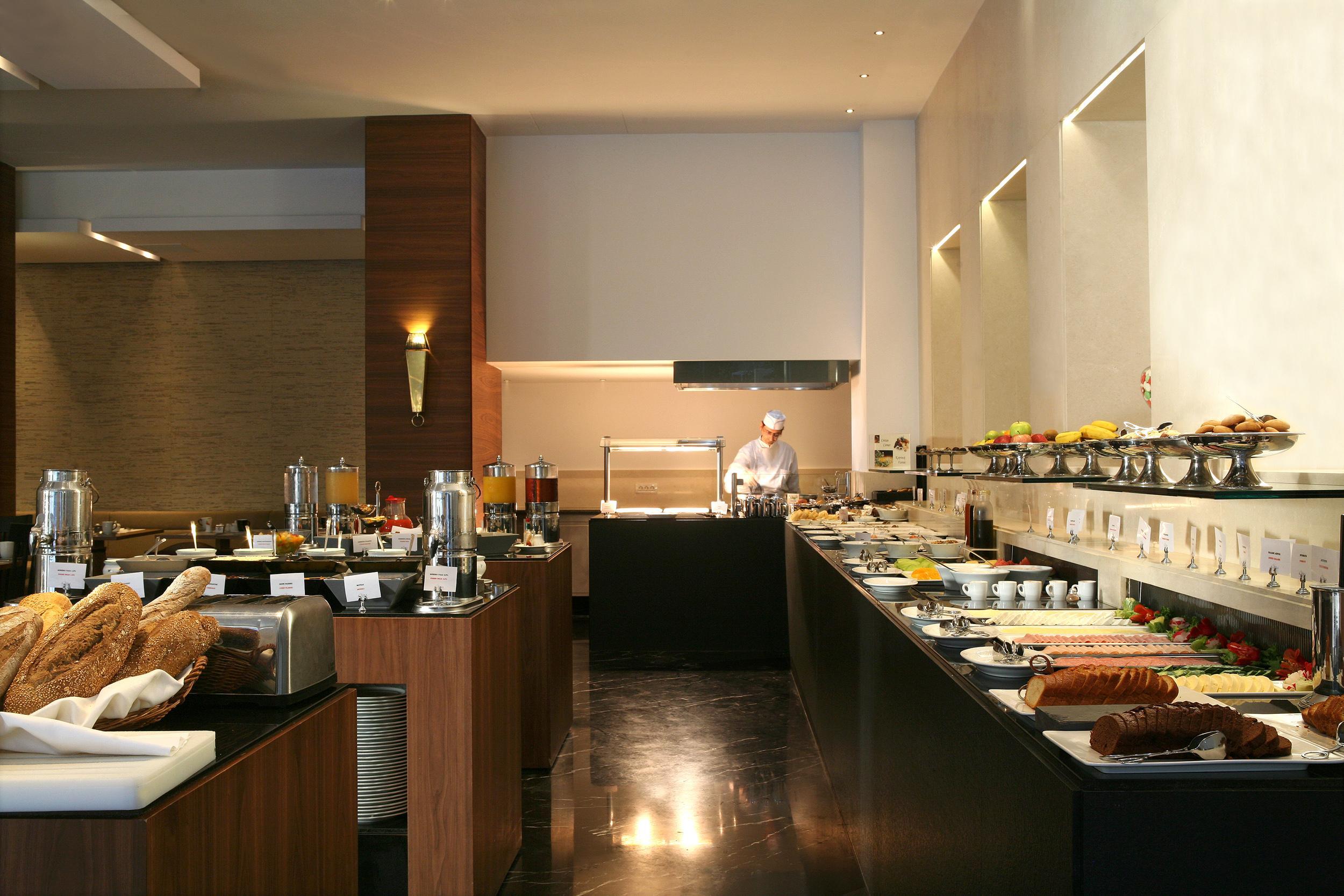 Aquila Atlantis Hotel Heraklion  Luaran gambar A buffet at a hotel