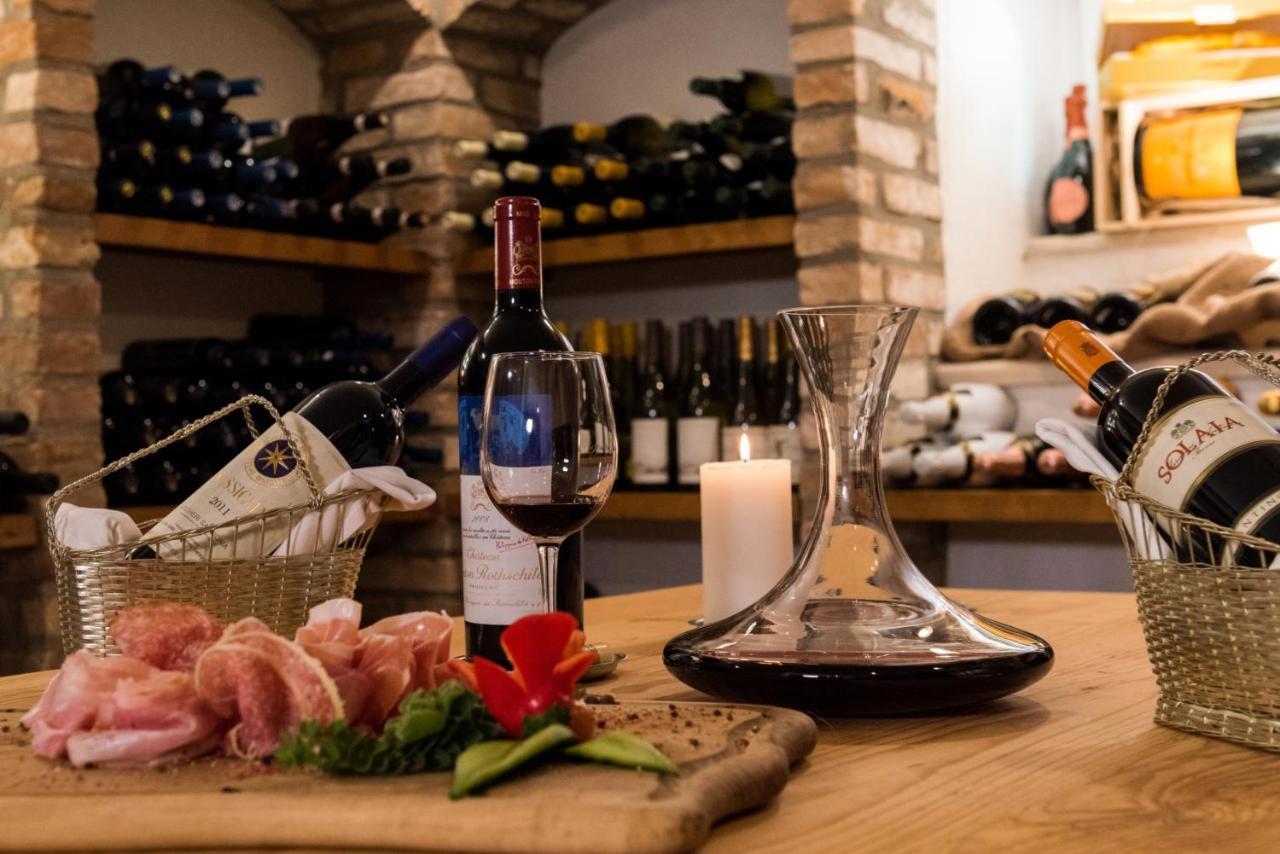 Aquila Atlantis Hotel Heraklion  Luaran gambar Wine tasting at a wine shop