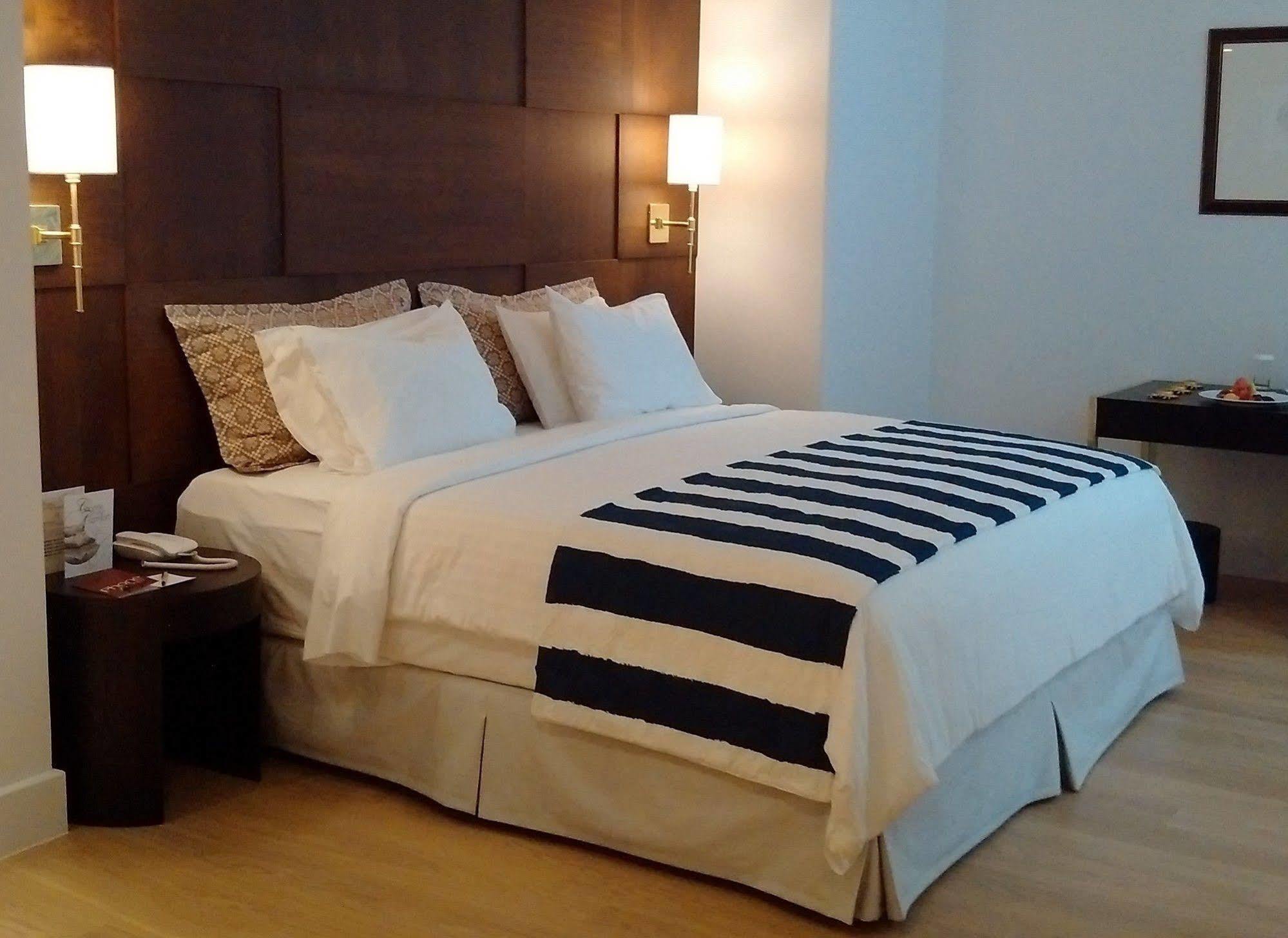 Aquila Atlantis Hotel Heraklion  Luaran gambar A bed with a bed skirt